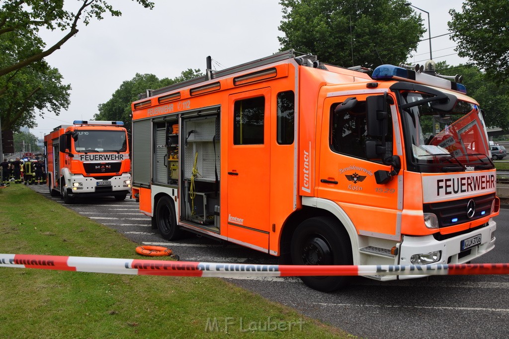 Schwerer VU Pkw Baum Koeln Deutz Messekreisel P071.JPG - Miklos Laubert